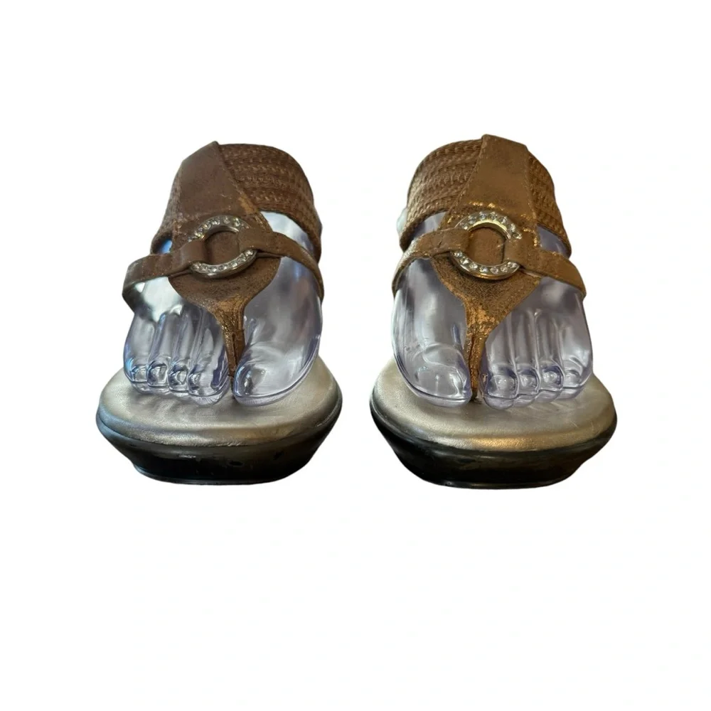 *Women’s White Mountain Size 6.5 Tan “Ripple” Fabric Upper Thong Wedge Sandals
